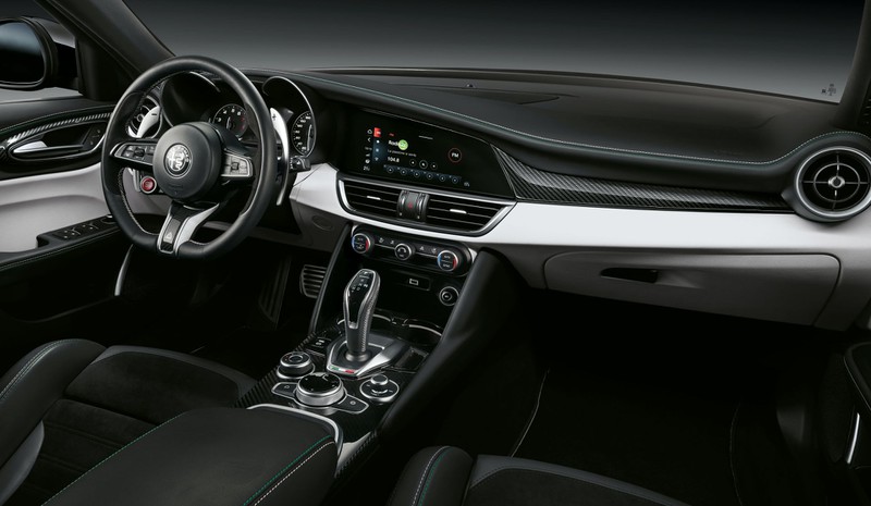 alfa romeo ra mat ban nang cap cho stelvio va giulia quadrifoglio hinh 9