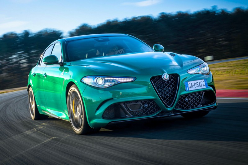 alfa romeo ra mat ban nang cap cho stelvio va giulia quadrifoglio hinh 12