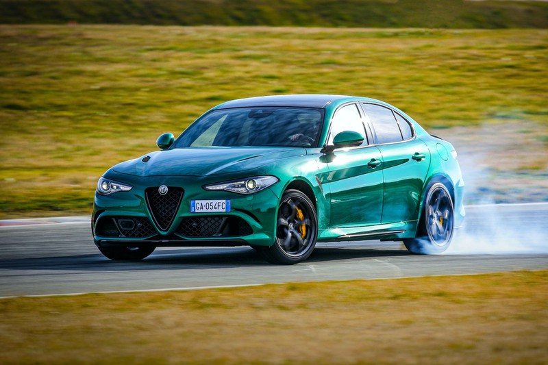 alfa romeo ra mat ban nang cap cho stelvio va giulia quadrifoglio hinh 13