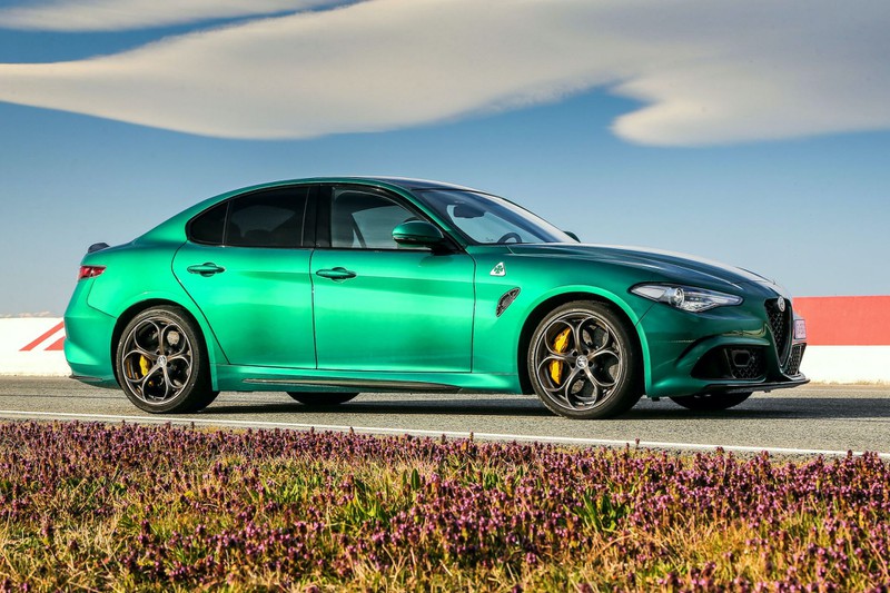 alfa romeo ra mat ban nang cap cho stelvio va giulia quadrifoglio hinh 14