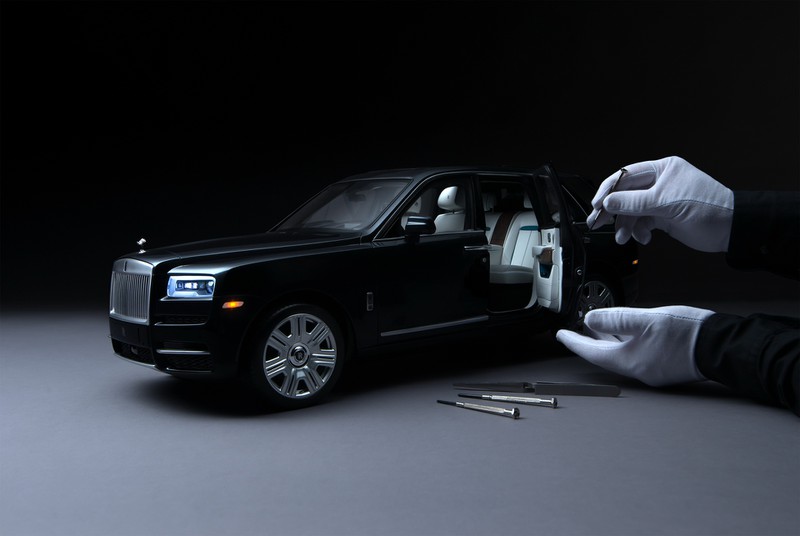 mo hinh rolls-royce cullinan ty le 1:8 hoan hao hinh 2