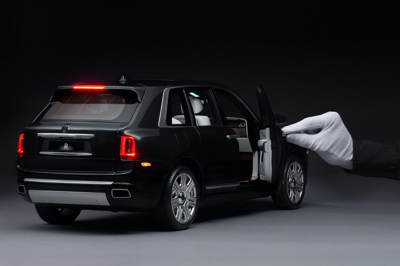 mo hinh rolls-royce cullinan ty le 1:8 hoan hao hinh 4