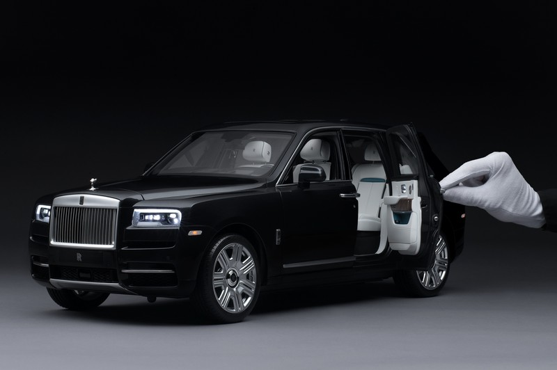 mo hinh rolls-royce cullinan ty le 1:8 hoan hao hinh 1