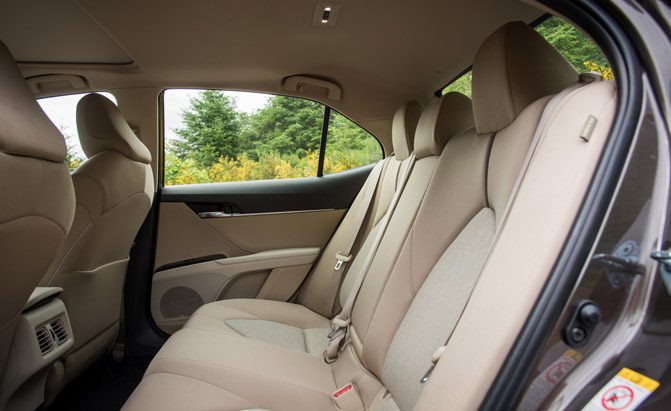 toyota camry va honda accord dau la chiec xe phu hop voi ban hinh 9