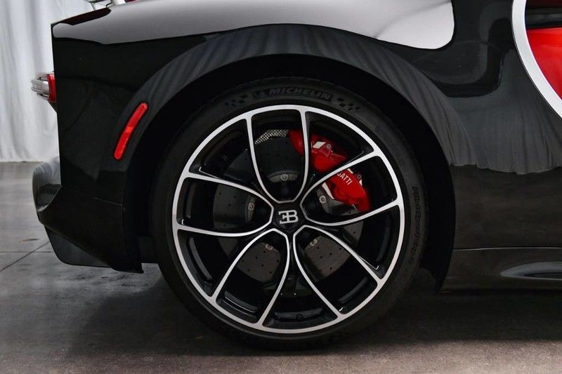 chi tiet chiec bugatti chiron dang duoc ban voi gia 3,1 trieu usd hinh 4