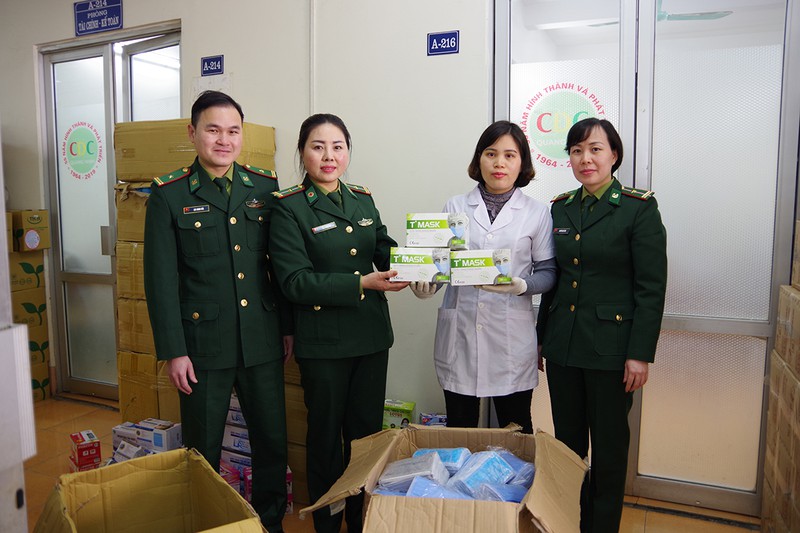 quang ninh ban giao 30.000 khau trang tang vat cho nganh y te hinh 1