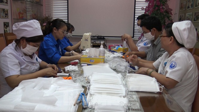 nu bac si mang may may tu nha vao vien lam khau trang phong covid-19 hinh 1