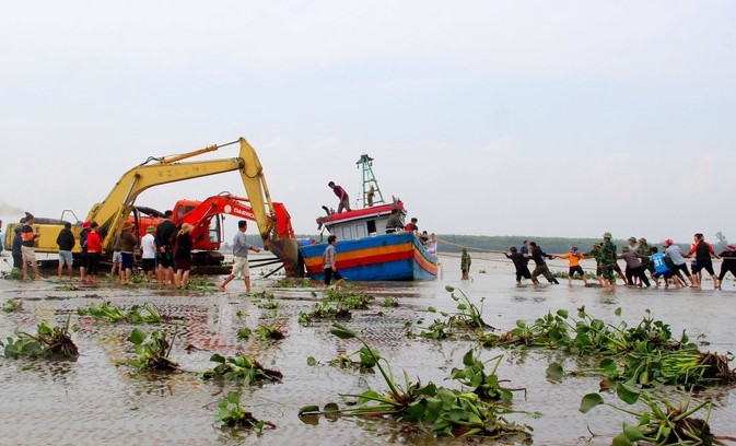giai cuu thanh cong tau ca bi danh chim tren duong vao cang lach van hinh 1