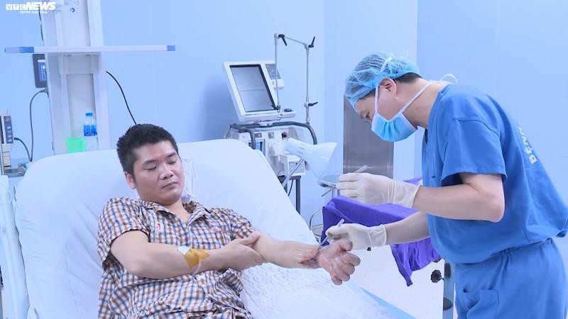 ghep tay tu nguoi cho con song chan dong the gioi va 12 nam tran tro thuc hien hinh 2