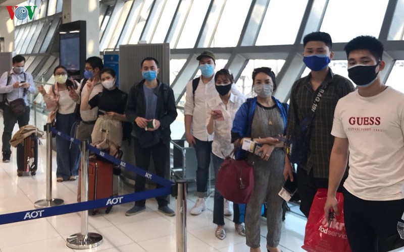 con khoang 40 nguoi viet bi "ket" tai cac san bay o nuoc ngoai hinh 1
