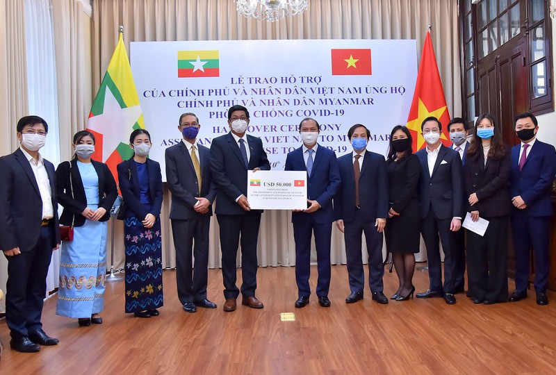 viet nam trao trang myanmar 50.000 usd ho tro phong, chong covid-19 hinh 1