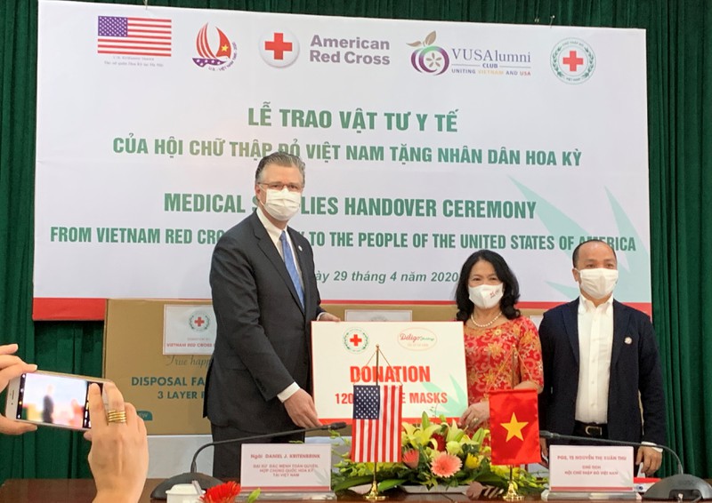 hoi chu thap do viet nam trao tang khau trang y te cho hoa ky hinh 1