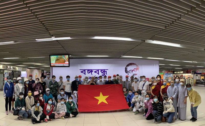 dua cong dan viet nam tu sri lanka va bangladesh ve nuoc hinh 1