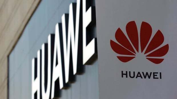 trump thua nhan da thuyet phuc anh cam thiet bi 5g cua huawei hinh 1