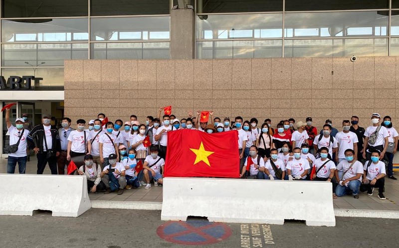 dua nguoi viet nam tu bo bien nga, mot so nuoc chau phi, chau au ve nuoc hinh 1