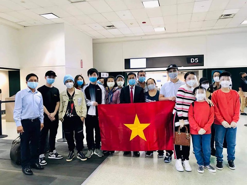 dua gan 350 cong dan viet nam tu houston (my) ve nuoc hinh 1