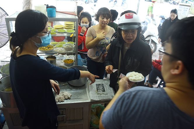 tet han thuc, nguoi dan thu do rong ran xep hang mua banh troi, chay hinh 2