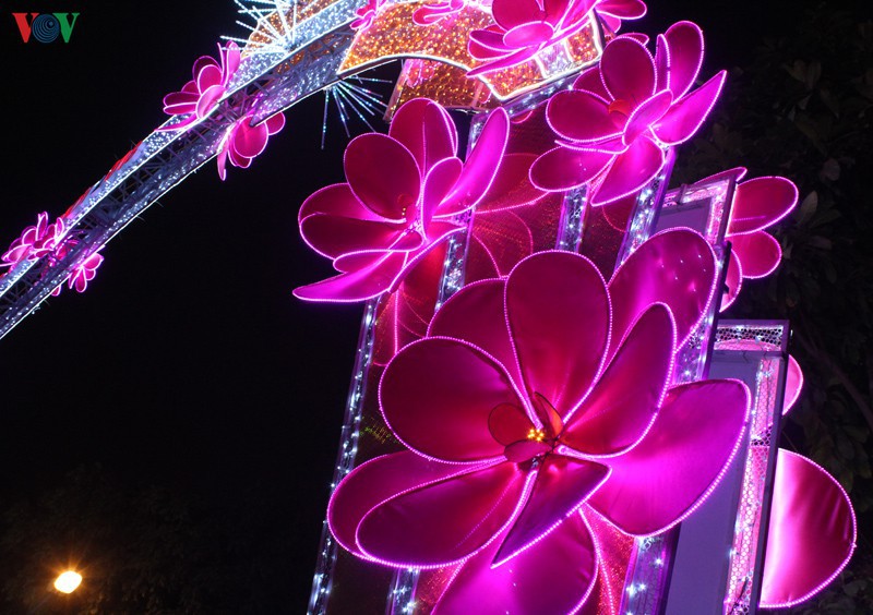 ha noi trang tri chieu sang chao mung tet nguyen dan canh ty 2020 hinh 1