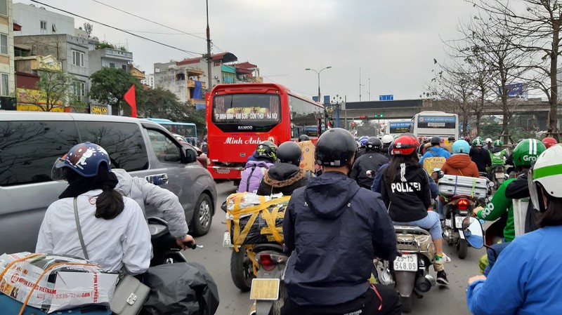dong nguoi un un roi thu do ve que an tet co truyen hinh 1