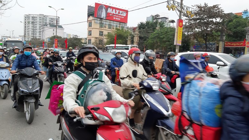 dong nguoi un un roi thu do ve que an tet co truyen hinh 2