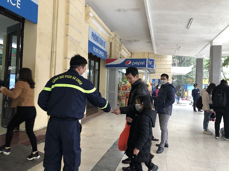 ha noi: nguoi dan ngai virus corona, duong pho vang nhu ngay tet hinh 19