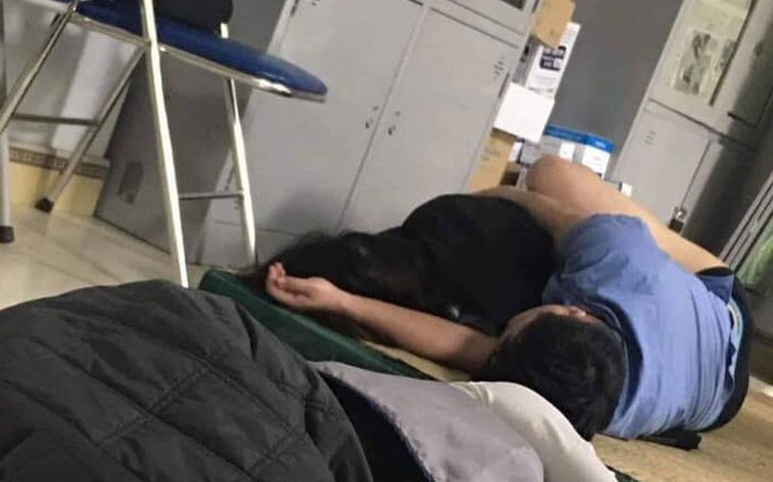 vu bac si om sinh vien thuc tap ngu: khong phan biet duoc nam hay nu hinh 1