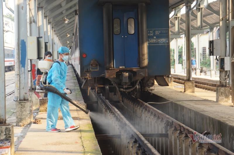anh: khu trung doan tau ngua corona truoc khi cho khach o ga sai gon hinh 2