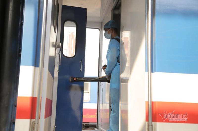 anh: khu trung doan tau ngua corona truoc khi cho khach o ga sai gon hinh 9