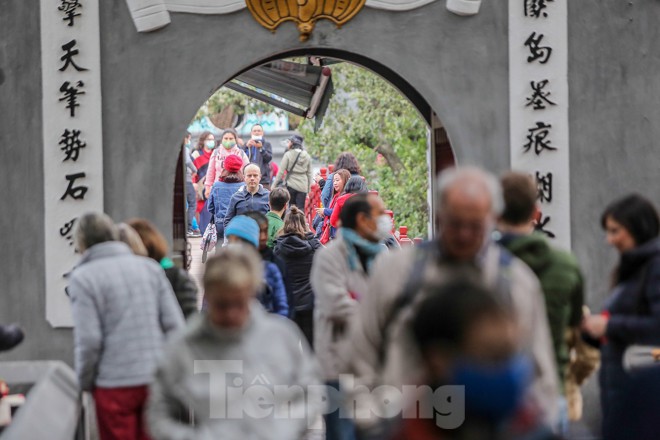 anh: pho di bo ho guom van dong duc du khach sau tam dung hoat dong hinh 7