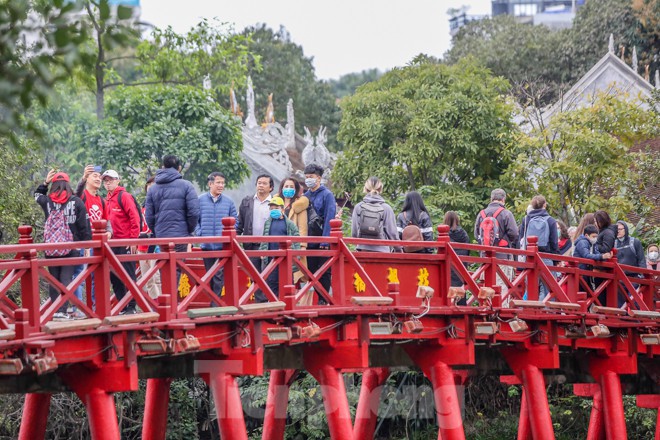 anh: pho di bo ho guom van dong duc du khach sau tam dung hoat dong hinh 8