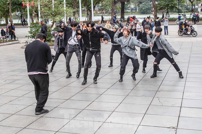 anh: pho di bo ho guom van dong duc du khach sau tam dung hoat dong hinh 9