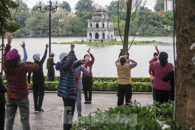 anh: pho di bo ho guom van dong duc du khach sau tam dung hoat dong hinh 10