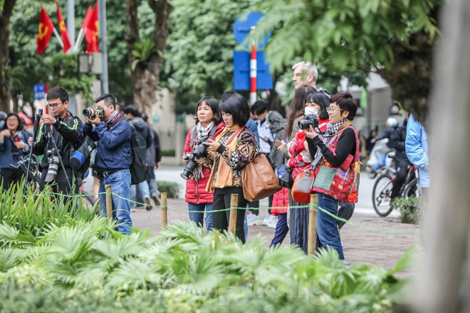 anh: pho di bo ho guom van dong duc du khach sau tam dung hoat dong hinh 11