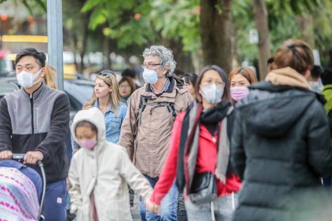 anh: pho di bo ho guom van dong duc du khach sau tam dung hoat dong hinh 13