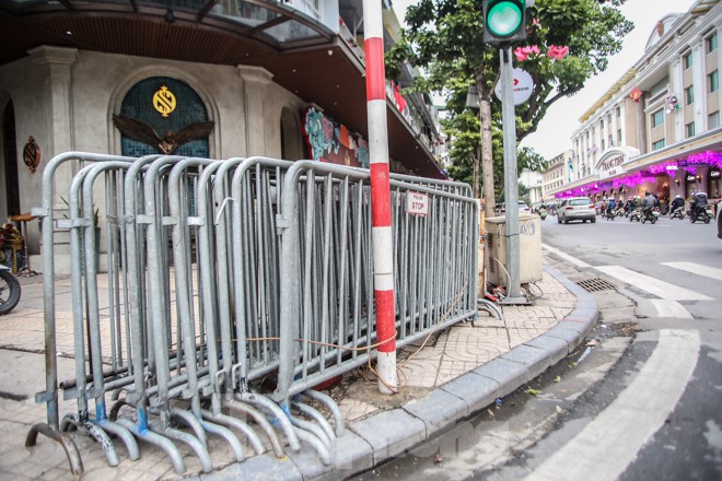 anh: pho di bo ho guom van dong duc du khach sau tam dung hoat dong hinh 1