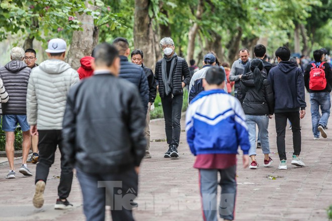 anh: pho di bo ho guom van dong duc du khach sau tam dung hoat dong hinh 2