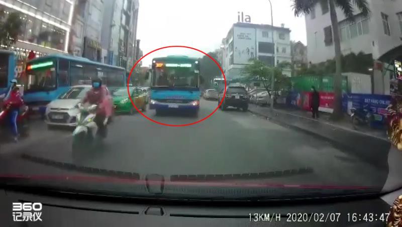 dinh chi tai xe xe buyt chay lan lan chui boi, doi duoc uu tien hinh 1