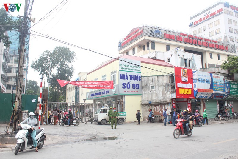 benh vien bach mai: benh nhan va nguoi nha noi bat xuat ngoai bat nhap hinh 1