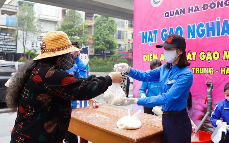 phu nu ha noi tang thuc pham cho nguoi dan co hoan canh kho khan hinh 1