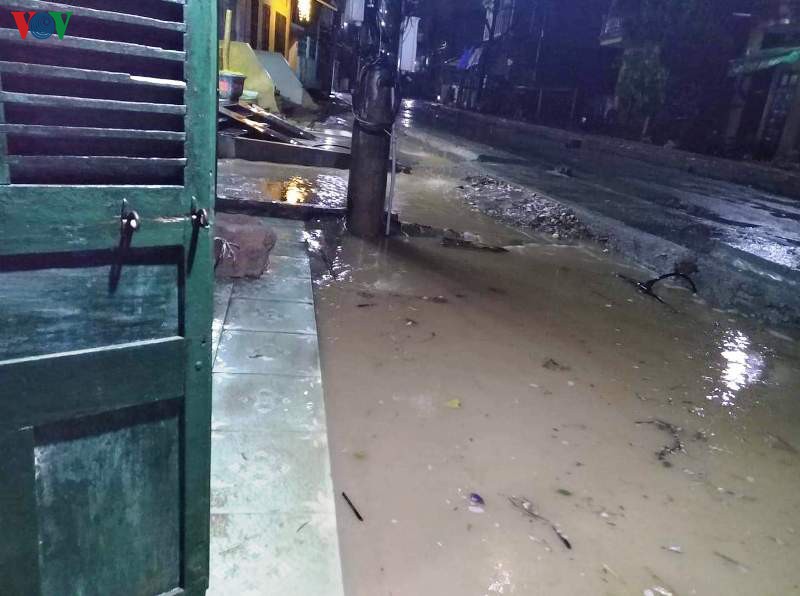 yen bai co ban khac phuc xong cac nha bi sap, toc mai do mua da, dong loc hinh 1