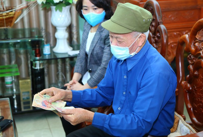 ha noi chi tra goi ho tro an sinh cho doi tuong chinh sach, ho ngheo tu ngay 29/4 hinh 1