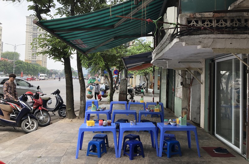anh: hang quan, o to dua nhau lan chiem via he o ha noi hinh 4