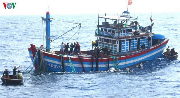  mot tau ca quang tri mat lien lac khi danh bat tren bien hinh 1