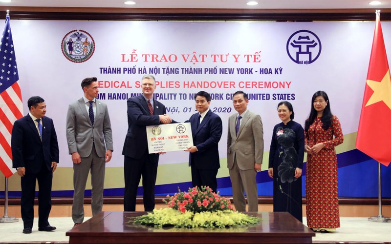 ha noi tang khau trang cho tp new york, hoa ky hinh 1