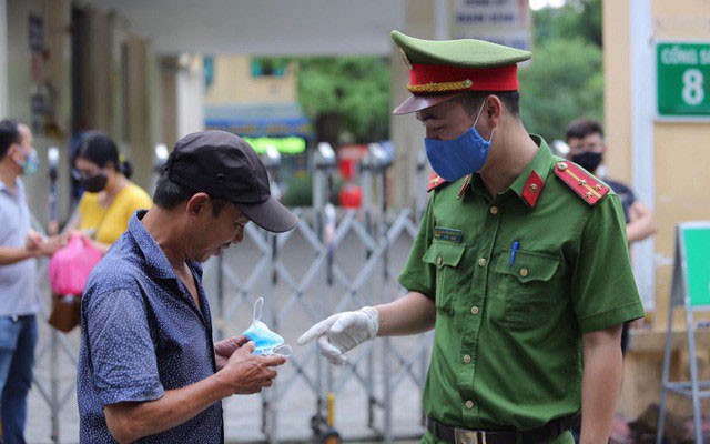 ha noi xu phat hang tram truong hop khong deo khau trang khi ra duong hinh 1