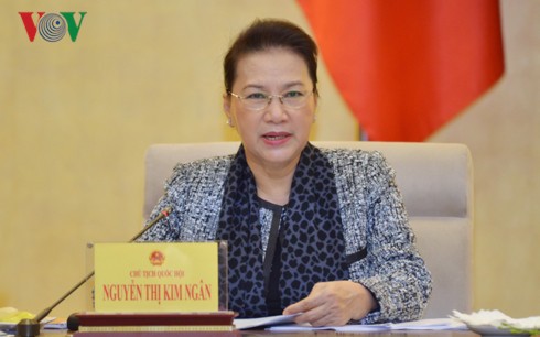 "gian cach xa hoi khong co nghia la khong lam viec" hinh 1