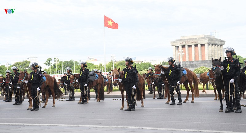 canh sat co dong ky binh dieu hanh ra mat truoc dai bieu quoc hoi hinh 2