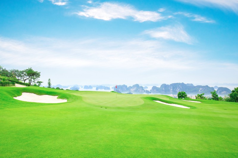theo chan golfer kham pha san golf huong vinh dep nhu tranh ve o ha long hinh 2
