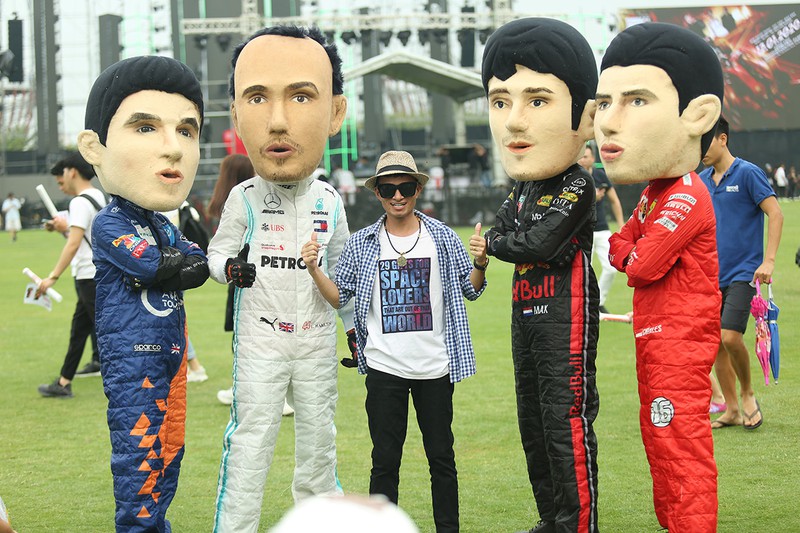 dan sao viet "dot chay" dai nhac hoi sieu khung khoi dong f1 hinh 10