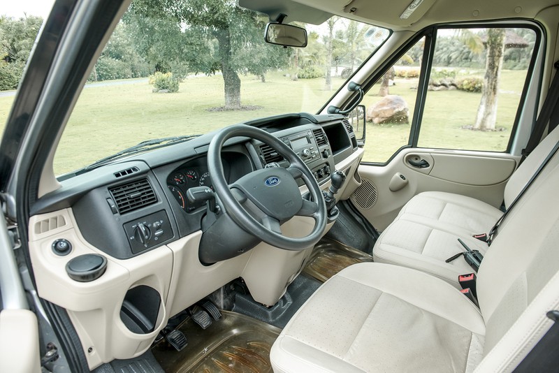 ford transit thu hut khach hang trung dong hinh 2